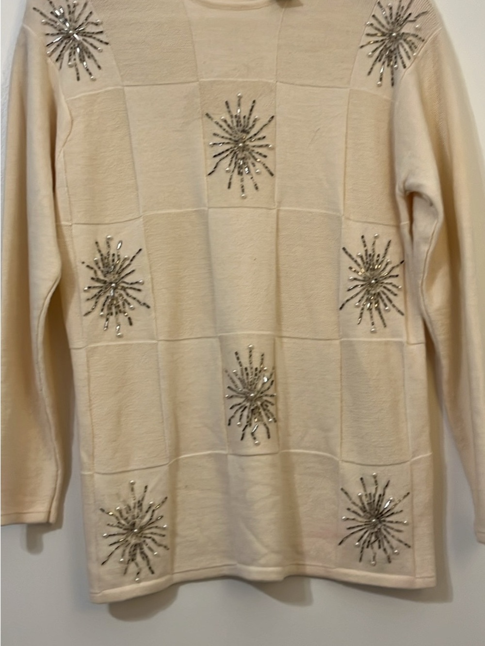 Small. Liz Claiborne Cream Sequin Starburst Crewneck Sweater